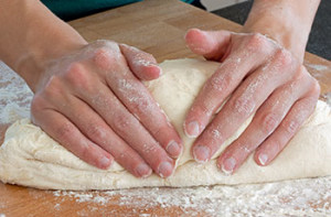 Masa de pizza con la mano