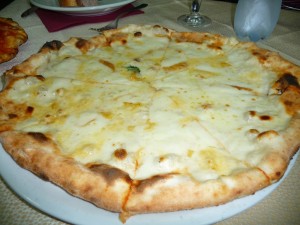 Pizza ai 4 formaggi Ricetta