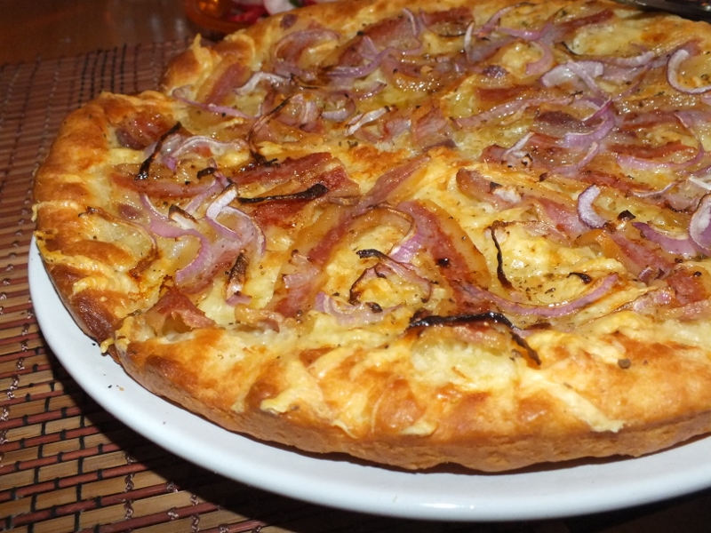 Comidinhas e Coisinhas: PIZZA SICILIANA COM BACON E CEBOLA (SFINCIONE)