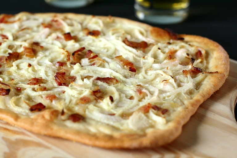 Comidinhas e Coisinhas: PIZZA SICILIANA COM BACON E CEBOLA (SFINCIONE)