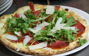 a pizza rucola