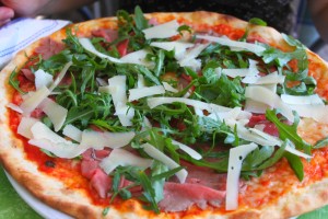 a pizza rucola