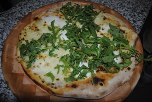 pizza genovese mozzarella stracchino pesto