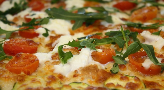 pizza de rúcula tomates cherry crescenza