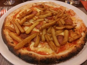 Salsichas e batatas fritas deliciosa Pizza Receita