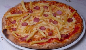 Salchichas y patatas fritas deliciosa pizza Receta