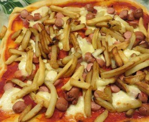 Salchichas y patatas fritas deliciosa pizza Receta