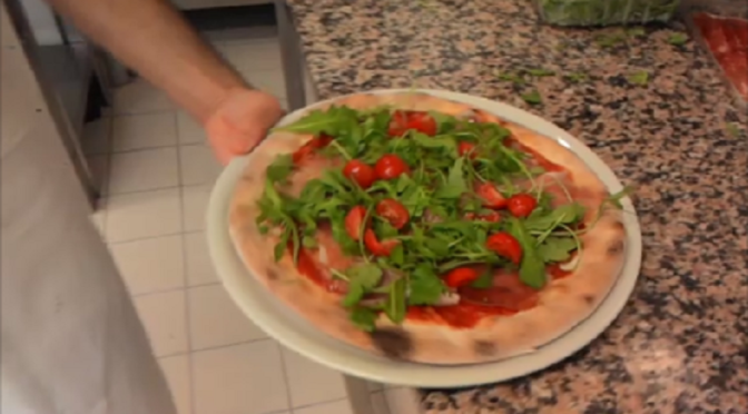 Margarida com Raw rúcula e tomate cereja