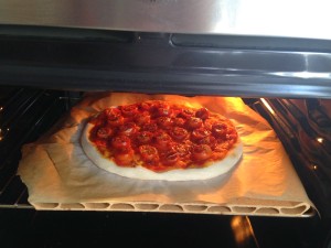 Pizza in casa cotta su pietra refrattaria