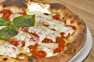 los tomates de la pizza de ricotta y albahaca fresca