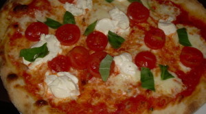 los tomates de la pizza de ricotta y albahaca fresca