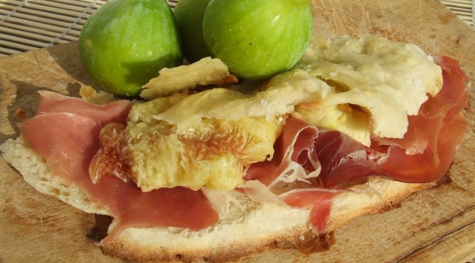 Focaccia con el jamón y los higos