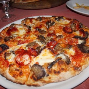 Pizza com beringela Alla Parmigiana