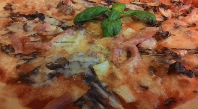 Pizza con radicchio y panceta