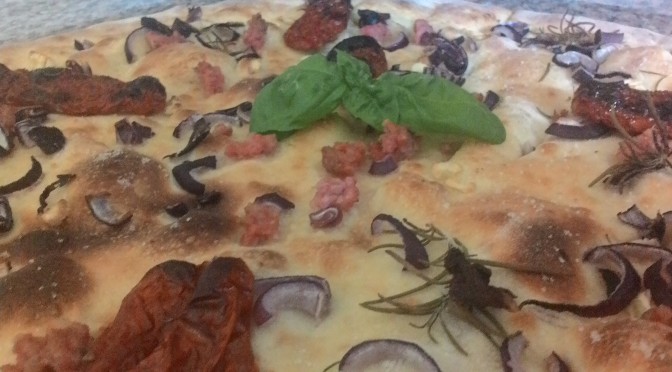 Focaccia con las cebollas Salchicha y tomates secos