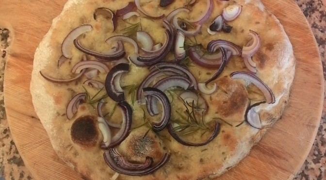 Focaccia con cebollas con la masa de los cereales