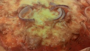 Pizza con salchicha y cebolla Receta