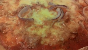 Pizza com cebola e salsicha Receita