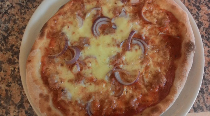 Pizza com cebola e salsicha Receita