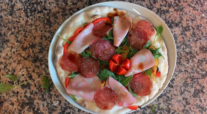 Focaccia Pimentas Rúcula Salami e Mortadella