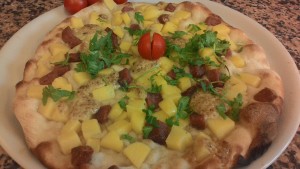 Pizza con Polenta Salame Rucola