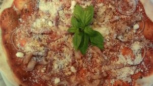 Bacon e cebola pizza com Ricotta Salata
