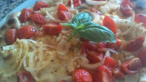 Focaccia con tomate y cebolla