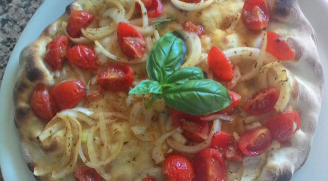 Focaccia com tomate e cebola