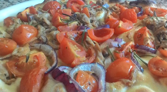 Focaccia de cebolla con atún y tomates