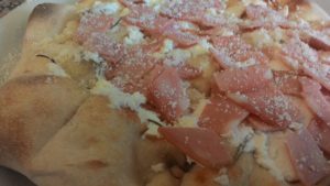 Focaccia Com Mortadella Filadélfia e Ricotta Salata