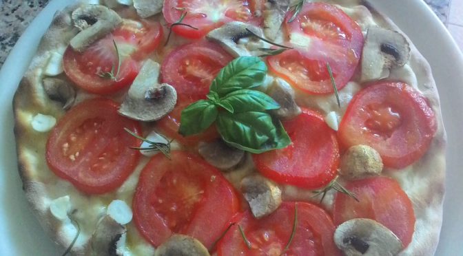 Focaccia com fatias de tomate Cogumelos e alho