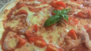 Pizza con tomates cherry y mozzarella Panceta