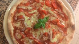 Pizza com tomates de cereja e Mozzarella Pancetta