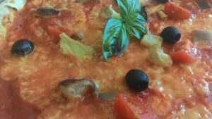 Pizza con setas y tomates de oliva