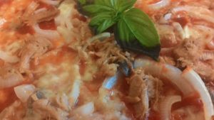 Pizza com a cebola anchovas atum e Mozzarella