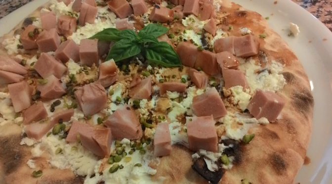 Focaccia con Philadelphia Mortadella e Pistacchi