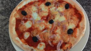 Pizza con Pomodoro Mozzarella Pancetta e Gorgonzola
