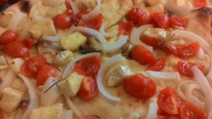 Focaccia con tomates cebolla anchoas Brie con una masa a las castañas