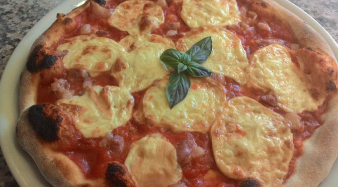 Pizza con Pancetta e Scamorza Affumicata