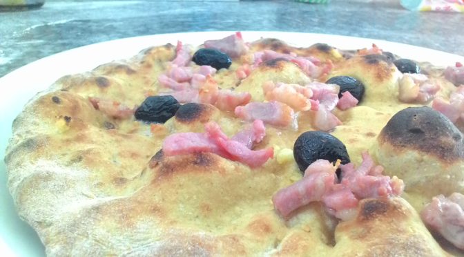 Cereales focaccia con tocino y aceitunas negras