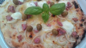 Pizza de salsicha com cebola e queijo Mozzarella