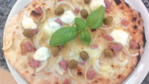 Pizza con Cipolle Salsiccia e Mozzarelline