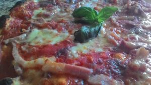 Pizza com Mozzarella do tomate Radicchio e Pancetta