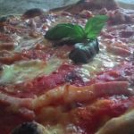 Pizza con tomate mozzarella radicchio y panceta
