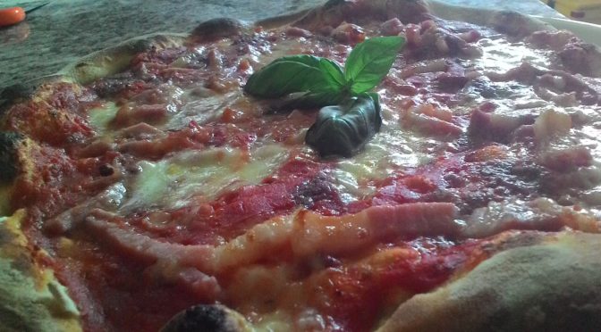 Pizza con Pomodoro Mozzarella Radicchio e Pancetta