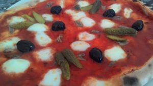 Pizza de anchoas Mozzarella Tomate Encurtidos Aceitunas Negras