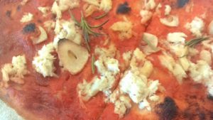 Pizza con cangrejo picado