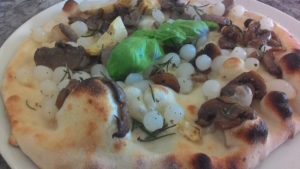 Focaccia con Cipolline Funghi Trifolati e Carciofini