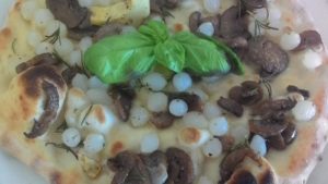 Focaccia con Cipolline Funghi Trifolati e Carciofini