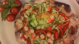 La pizza del Este con verduras frescas y surimi